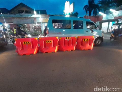 Barier atau pembatas jalan di Jl Moh Kahfi I, Jagakarsa, Jakarta Selatan, 1 April 2021. (Afzal NI/deticom) Barier atau pembatas jalan di Jl Moh Kahfi I, Jagakarsa, Jakarta Selatan, 1 April 2021. (Afzal NI/deticom)