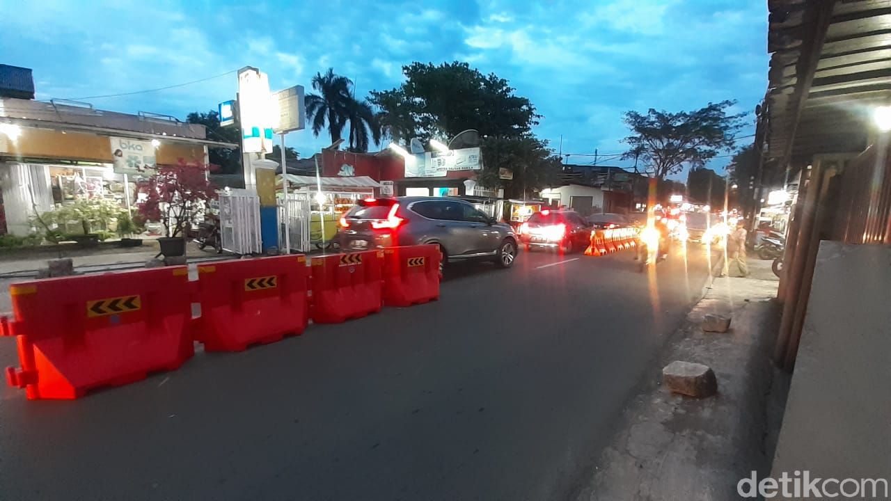 Barier atau pembatas jalan di Jl Moh Kahfi I, Jagakarsa, Jakarta Selatan, 1 April 2021. (Afzal NI/deticom)
