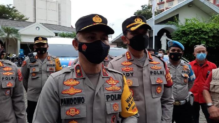 Wakapolda Metro Jaya Brigjen Hendro Pandowo di Gereja Kristus Salvator, Slipi, Jakbar, Kamis (1/4/2021).