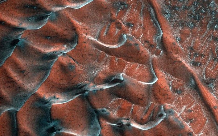 Bukit pasir beku di Mars
