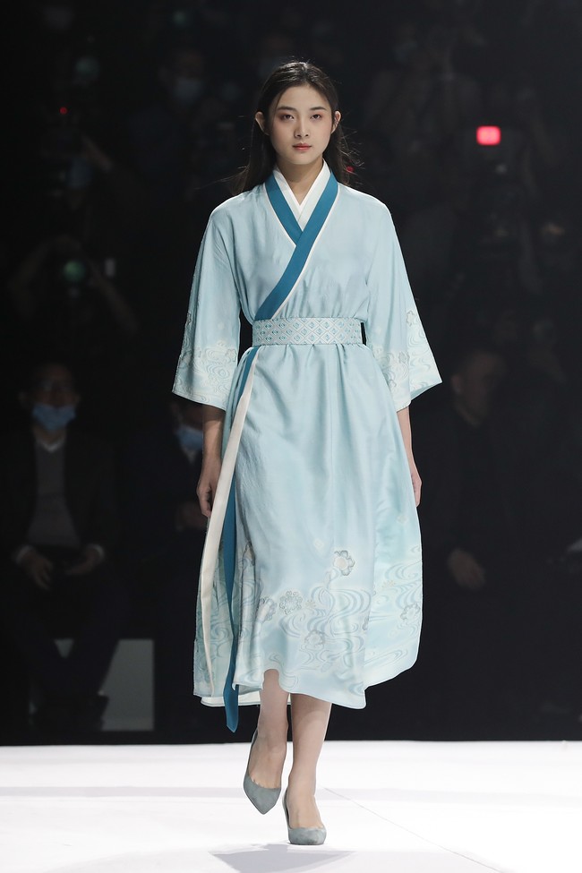 Fashion Week 2021 digelar di China dengan menghadirkan penonton di area fashion show. Sejumlah desainer ternama China pun berpartisipasi dalam pekan mode yang diadakan di tengah pandemi ini. Foto: Lintao Zhang/ Getty Images.