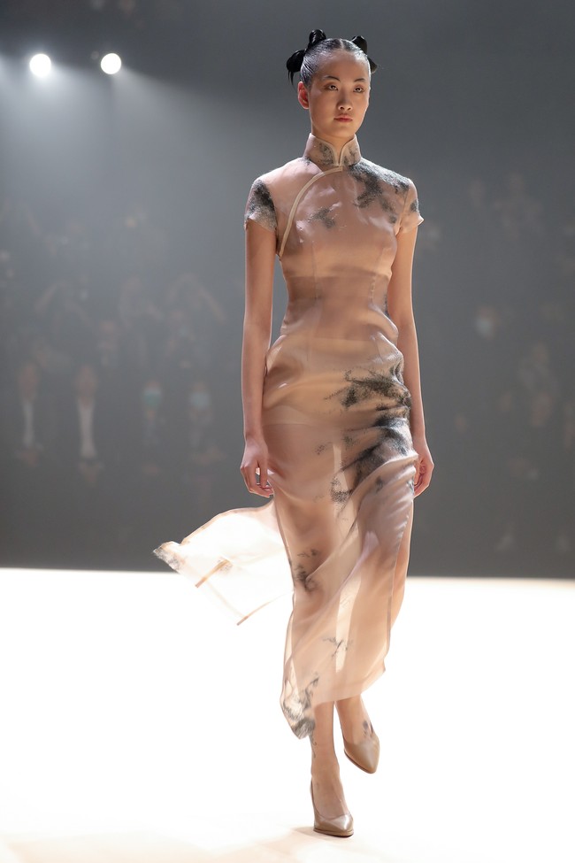 Fashion Week 2021 digelar di China dengan menghadirkan penonton di area fashion show. Sejumlah desainer ternama China pun berpartisipasi dalam pekan mode yang diadakan di tengah pandemi ini.Foto: Lintao Zhang/ Getty Images.