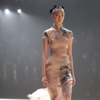 Fashion Week 2021 digelar di China dengan menghadirkan penonton di area fashion show. Sejumlah desainer ternama China pun berpartisipasi dalam pekan mode yang diadakan di tengah pandemi ini.Foto: Lintao Zhang/ Getty Images.