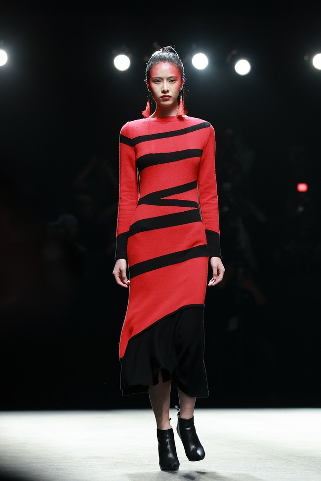 Fashion Week 2021 digelar di China dengan menghadirkan penonton di area fashion show. Sejumlah desainer ternama China pun berpartisipasi dalam pekan mode yang diadakan di tengah pandemi ini. Foto: Lintao Zhang/ Getty Images.