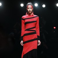 Fashion Week 2021 digelar di China dengan menghadirkan penonton di area fashion show. Sejumlah desainer ternama China pun berpartisipasi dalam pekan mode yang diadakan di tengah pandemi ini. Foto: Lintao Zhang/ Getty Images.