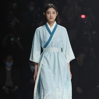 Fashion Week 2021 digelar di China dengan menghadirkan penonton di area fashion show. Sejumlah desainer ternama China pun berpartisipasi dalam pekan mode yang diadakan di tengah pandemi ini. Foto: Lintao Zhang/ Getty Images.