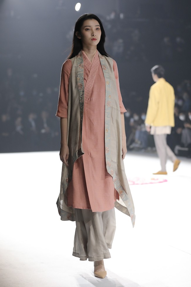 Fashion Week 2021 digelar di China dengan menghadirkan penonton di area fashion show. Sejumlah desainer ternama China pun berpartisipasi dalam pekan mode yang diadakan di tengah pandemi ini. Foto: Lintao Zhang/ Getty Images.