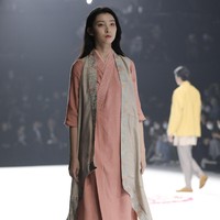 Fashion Week 2021 digelar di China dengan menghadirkan penonton di area fashion show. Sejumlah desainer ternama China pun berpartisipasi dalam pekan mode yang diadakan di tengah pandemi ini. Foto: Lintao Zhang/ Getty Images.