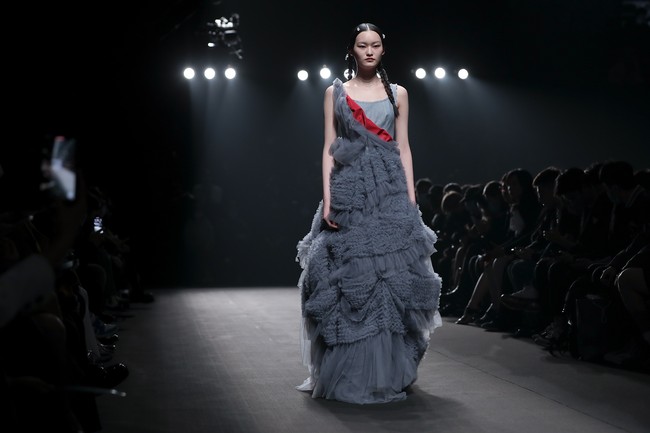 Fashion Week 2021 digelar di China dengan menghadirkan penonton di area fashion show. Sejumlah desainer ternama China pun berpartisipasi dalam pekan mode yang diadakan di tengah pandemi ini. Foto: Lintao Zhang/ Getty Images.