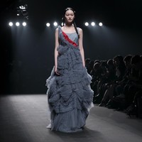 Fashion Week 2021 digelar di China dengan menghadirkan penonton di area fashion show. Sejumlah desainer ternama China pun berpartisipasi dalam pekan mode yang diadakan di tengah pandemi ini. Foto: Lintao Zhang/ Getty Images.