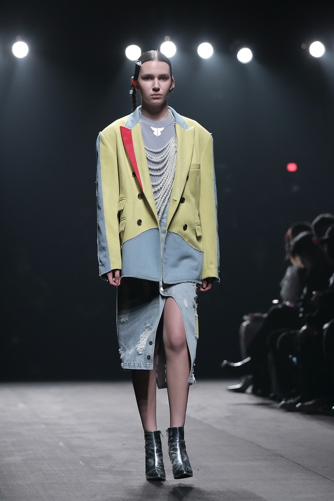 Fashion Week 2021 digelar di China dengan menghadirkan penonton di area fashion show. Sejumlah desainer ternama China pun berpartisipasi dalam pekan mode yang diadakan di tengah pandemi ini. Foto: Lintao Zhang/ Getty Images.