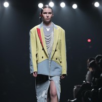 Fashion Week 2021 digelar di China dengan menghadirkan penonton di area fashion show. Sejumlah desainer ternama China pun berpartisipasi dalam pekan mode yang diadakan di tengah pandemi ini. Foto: Lintao Zhang/ Getty Images.