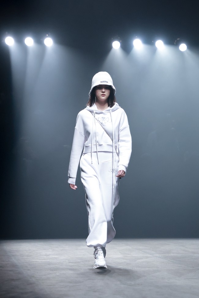 Fashion Week 2021 digelar di China dengan menghadirkan penonton di area fashion show. Sejumlah desainer ternama China pun berpartisipasi dalam pekan mode yang diadakan di tengah pandemi ini. Foto: Lintao Zhang/ Getty Images.