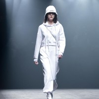 Fashion Week 2021 digelar di China dengan menghadirkan penonton di area fashion show. Sejumlah desainer ternama China pun berpartisipasi dalam pekan mode yang diadakan di tengah pandemi ini. Foto: Lintao Zhang/ Getty Images.