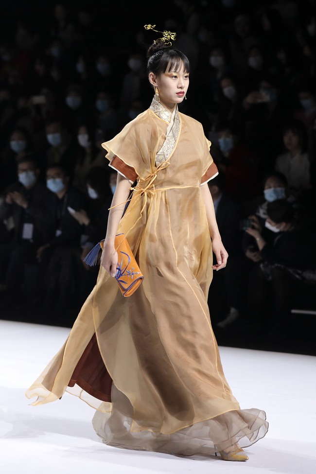 Fashion Week 2021 digelar di China dengan menghadirkan penonton di area fashion show. Sejumlah desainer ternama China pun berpartisipasi dalam pekan mode yang diadakan di tengah pandemi ini. Foto: Lintao Zhang/ Getty Images.