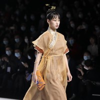 Fashion Week 2021 digelar di China dengan menghadirkan penonton di area fashion show. Sejumlah desainer ternama China pun berpartisipasi dalam pekan mode yang diadakan di tengah pandemi ini. Foto: Lintao Zhang/ Getty Images.