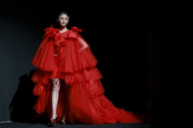 Fashion Week 2021 digelar di China dengan menghadirkan penonton di area fashion show. Sejumlah desainer ternama China pun berpartisipasi dalam pekan mode yang diadakan di tengah pandemi ini. Foto: Lintao Zhang/ Getty Images.