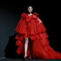 Fashion Week 2021 digelar di China dengan menghadirkan penonton di area fashion show. Sejumlah desainer ternama China pun berpartisipasi dalam pekan mode yang diadakan di tengah pandemi ini. Foto: Lintao Zhang/ Getty Images.