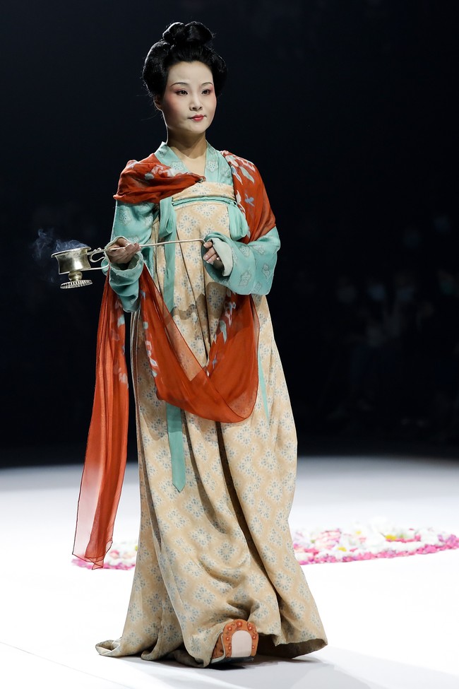 Fashion Week 2021 digelar di China dengan menghadirkan penonton di area fashion show. Sejumlah desainer ternama China pun berpartisipasi dalam pekan mode yang diadakan di tengah pandemi ini. Foto: Getty Images/Lintao Zhang