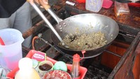 Setiap pesanan dimasak di iatas gerobak bernuansa Street Food Jepang. Dilengkapi dengan tempat makan yang luas dan nyaman. Beberapa menu yang favorit antara lain Nasi Goreng Cumi Pandang, Crazy Rice Asian, dan Nasi Cumi Manalagi. Foto: detikFood/Luthfi Baihaqy