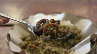 Irisan cumi diberikan cukup royal, teksturnya tidak alot. Bumbunya menyatu dengan rasa gurih khas cumi. Karena tak pelit bumbu rasa nasi goreng ini gurih mantap hingga suapan terakhir. Seporsi nasi goreng cumi dibanderol Rp 20.000 saja. Foto: detikFood/Luthfi Baihaqy
