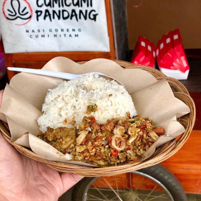 Cumicumi Pandang : Gurih Nampol! Nasi Goreng Cumi dan Crazy Rice Asians Cumicumi Pandang : Gurih Nampol! Nasi Goreng Cumi dan Crazy Rice Asians