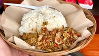 Selain menu nasi goreng di sini juga ada olahan cumi dengan nasi putih. Namanya Crazy Rice Asians, plesetan dari  film ‘Crazy Rich Asians’, menghadirkan nasi dengan banyak lauk. Foto: Instagram @cumicumipandang