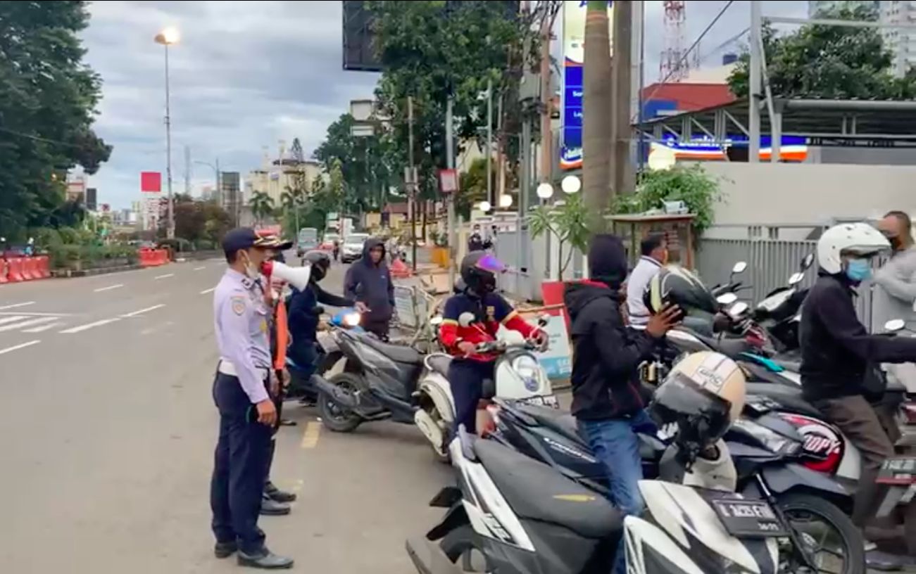 Dishub Kota Depok tertibkan parkir liar dekat JPO dekat Balai Kota Depok, Jl Margonda, 1 April 2021. (Dok Dishub Depok)