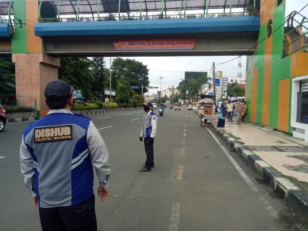 Dishub Kota Depok tertibkan parkir liar yang menghalangi pintu JPO dekat Balai Kota Depok, 1 April 2021. (Dok Dishub Depok) Dishub Kota Depok tertibkan parkir liar yang menghalangi pintu JPO dekat Balai Kota Depok, 1 April 2021. (Dok Dishub Depok)