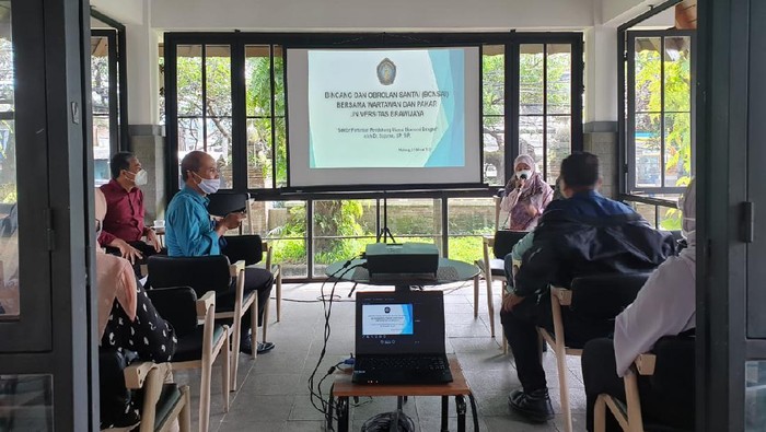 Dr Sujarwo saat bincang santai dengan wartawan