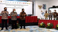 Direktur Utama PT Bank Tabungan Negara (Persero) Tbk. Haru Koesmahargyo (kanan) bersama Direktur Utama Pusat Pengelolaan Dana Pembiayaan Perumahan (PPDPP) Arief Sabarrudin (kedua kanan), dan Direktur Niaga & Manajemen Pelanggan PT PLN (Persero) Bob Saril bersiap menandatangani Nota Kesepahaman disaksikan Menteri Badan Usaha Milik Negara (BUMN) Erick Thohir (ketiga kiri), Menteri PUPR Basuki Hadimuljono (kedua kiri), dan Wakil Menteri BUMN Kartika Wirjoatmodjo (kiri) di Gedung BUMN, Jakarta, Rabu (31/3). Foto: dok. BUMN