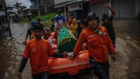 Petugas gabungan mengevakuasi jenazah menggunakan perahu karet di Andir, Baleendah, Kabupaten Bandung, Jawa Barat, Kamis (1/4/2021). 