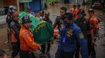 Potret Evakuasi Jenazah Saat Banjir di Baleendah
