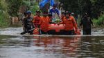 Potret Evakuasi Jenazah Saat Banjir di Baleendah