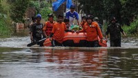 Diketahui, ratusan rumah di Kecamatan Dayeuhkolot dan Baleendah terdampak banjir luapan Sungai Citarum setinggi satu hingga satu setengah meter akibat intensitas hujan yang tinggi di Bandung raya pada Rabu (31/3) sore hingga malam hari.