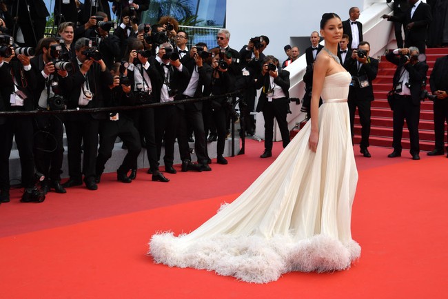 Aktris Camila Morrone mengenakan gaun strapless berdetail bulu padaa bagian hem bawah ketika tampil dalam pemutaran Once Upon a Time In Hollywood di Cannes Film Festival 2019. Gaun pengantin beraksen dramatis ini datang dari brand Miu Miu. Foto: Pascal Le Segretain/Getty Images
