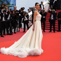 Aktris Camila Morrone mengenakan gaun strapless berdetail bulu padaa bagian hem bawah ketika tampil dalam pemutaran Once Upon a Time In Hollywood di Cannes Film Festival 2019. Gaun pengantin beraksen dramatis ini datang dari brand Miu Miu. Foto: Pascal Le Segretain/Getty Images