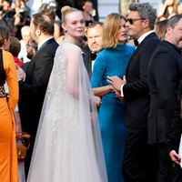 Elle Fanning bergaya bak putri ketika menghadiri Cannes Film Festival 2019. Gaun panjan dengan cape berbahan tulle nan dreamy ini datang dari kolekssi bridal Reem Acra. Foto: Pascal Le Segretain/Getty Images