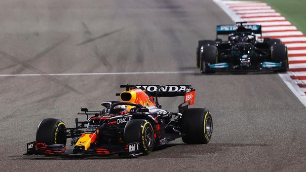 BAHRAIN, BAHRAIN - MARCH 28: Max Verstappen of the Netherlands driving the (33) Red Bull Racing RB16B Honda leads Lewis Hamilton of Great Britain driving the (44) Mercedes AMG Petronas F1 Team Mercedes W12 during the F1 Grand Prix of Bahrain at Bahrain International Circuit on March 28, 2021 in Bahrain, Bahrain. (Photo by Bryn Lennon/Getty Images)
