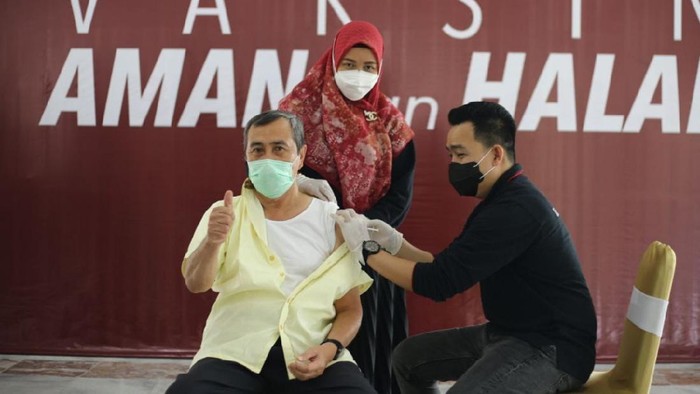 Gubernur Riau saat divaksin.
