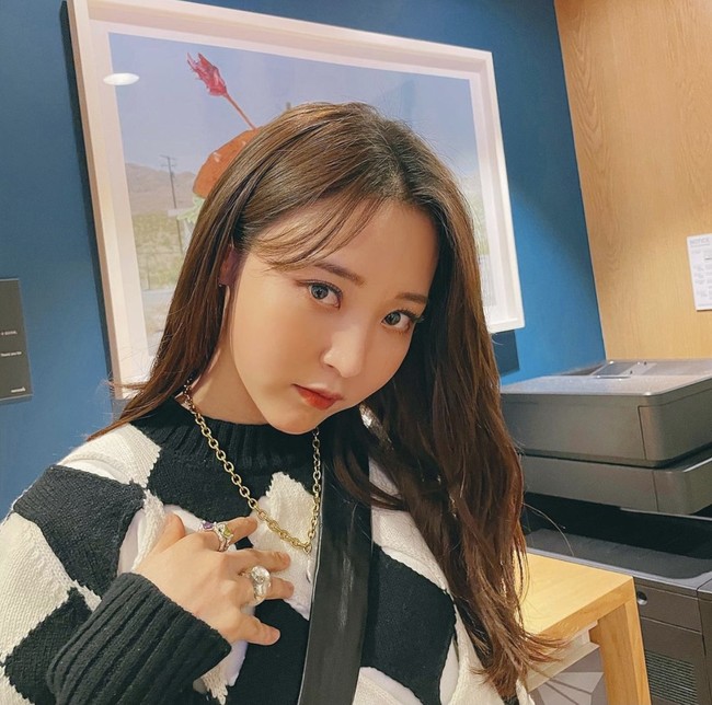 Setelah melihat kemiripan Moonbyul MAMAMOO dan Han Ji Hyun, para penggemar The Penthouse 2 pun menyadari keduanya punya fitur wajah yang sama. Foto: dok Instagram mo_onbyul