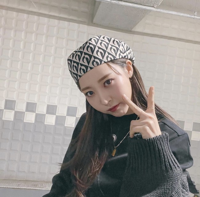 Baik Moonbyul MAMAMOO dan Han Ji Hyun memiliki garis rahang yang tajam, batang hidung yang tipis, dan mata yang indah. Foto: dok Instagram mo_onbyul