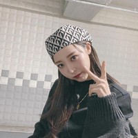 Baik Moonbyul MAMAMOO dan Han Ji Hyun memiliki garis rahang yang tajam, batang hidung yang tipis, dan mata yang indah. Foto: dok Instagram mo_onbyul