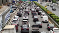 Jalan Tol Dalam Kota dari Cawang yang menuju Semanggi terpantau padat merayap.