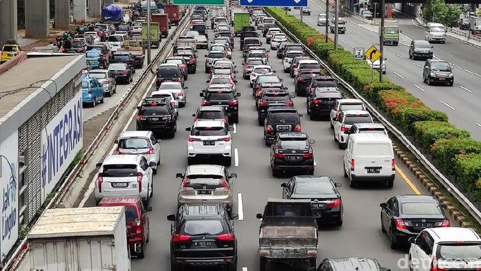 Kemacetan di ruas Tol Dalam Kota akhir-akhir ini semakin terasa. Tak hanya di jalan tol, jalan arteri yang menuju Semanggi pun terpantau padat merayap.