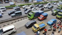 Kemacetan terjadi karena adanya proses galian kabel listrik di Jalan Kapten Tendean, Jakarta.