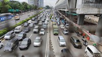 Kemacetan itu terjadi tak seperti biasanya yang di jam berangkat dan pulang kerja. Hingga siang hari pun kemacetan masih terjadi, seperti gambar yang diambil pada siang ini.
