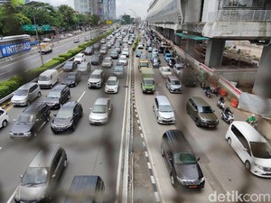 Viral Video Dinarasikan Lampu Lalin di Tol Cawang, Polisi Ungkap Fakta