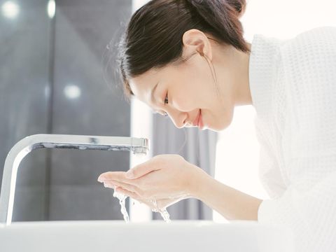 Ilustrasi Mencuci Muka Young Asian WWoman Washing Her Face