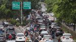 Jalan KH Abdullah Syafei Macet Parah